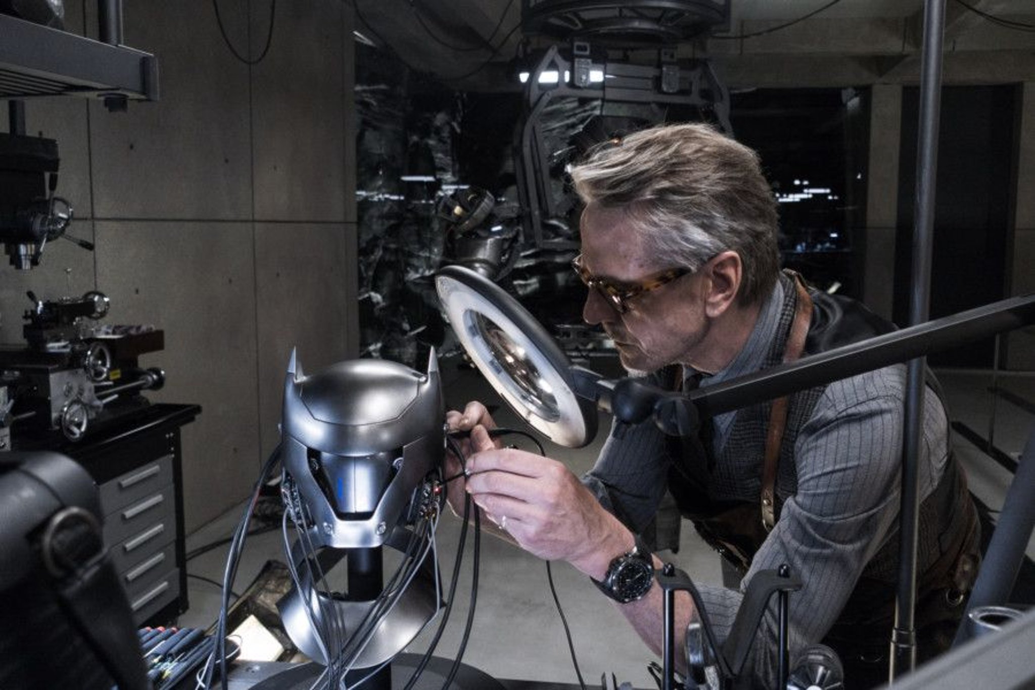 Veteran actor Jeremy Irons has been cast in a villainous role opposite Henry Cavill in the upcoming Highlander reboot.