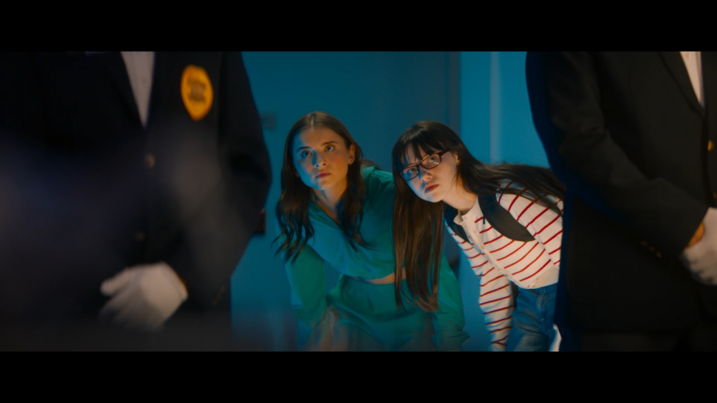 Madeleine McGraw and Violet McGraw in Double Trouble